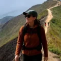 Sobre la autora: María Suárez haciendo senderismo