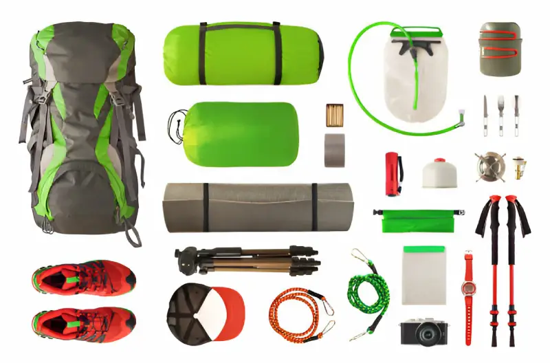 Un equipamiento básico para senderistas: mochila, zapatillas, bastones...