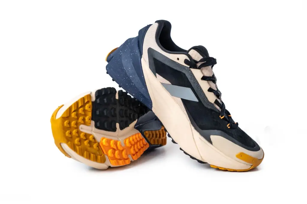 par-de-zapatillas Un par de zapatillas modernas de colores blanco, azules y amarillo