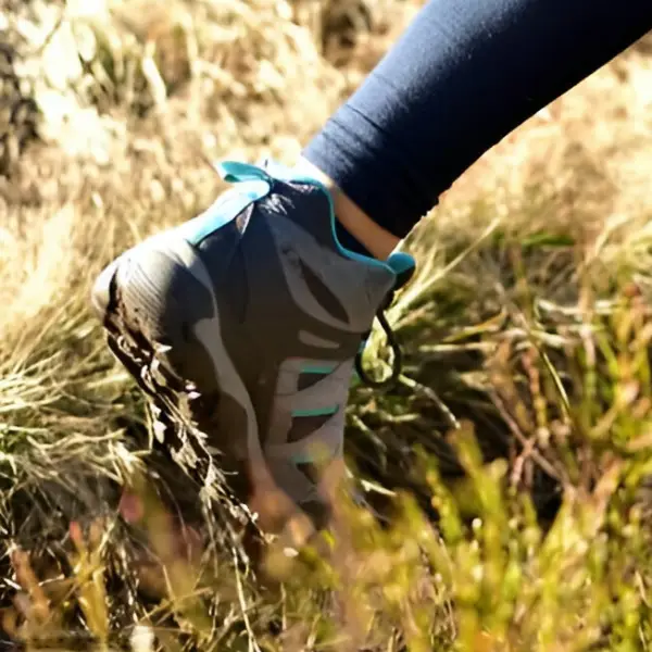 Probando zapatillas de trekking en un sendero natural