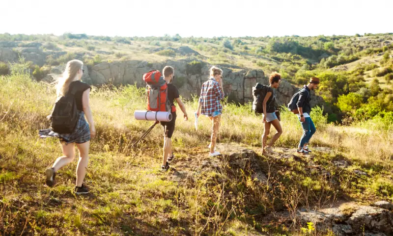 Un grupo de amigos haciendo una ruta de senderismo